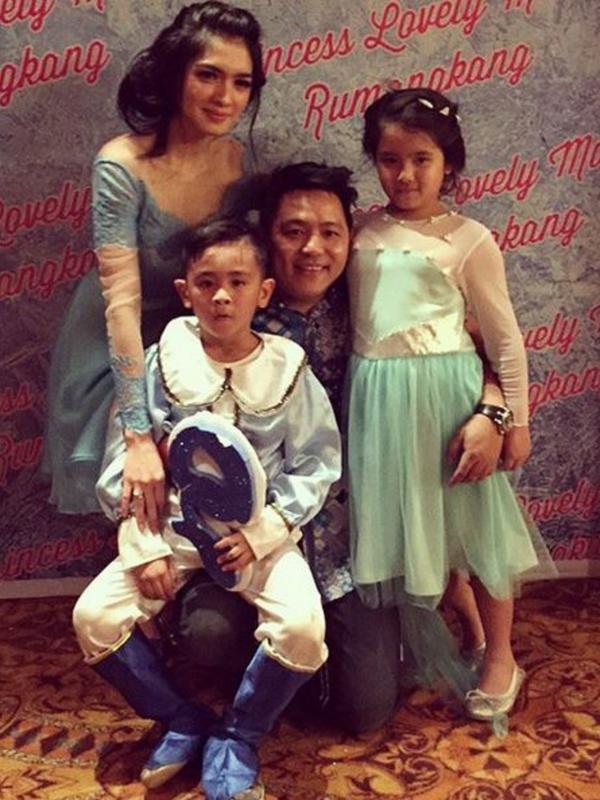 Angel Karamoy dan Steven Rumangkang bersama dua anak mereka, Junio dan Lovely. [Foto: Instagram]