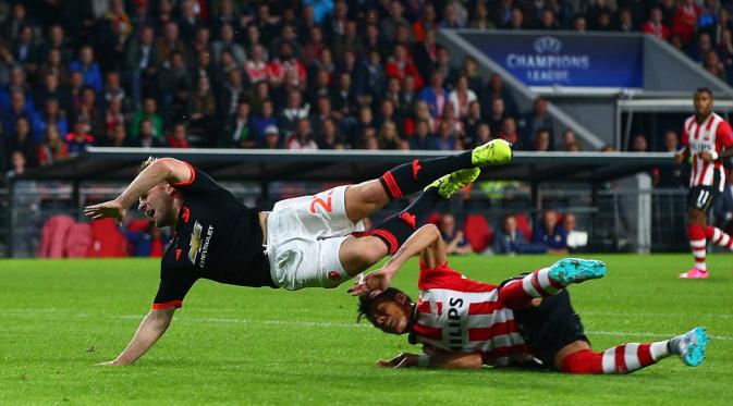 Hector Moreno menekel Luke Shaw (Daily Mail)