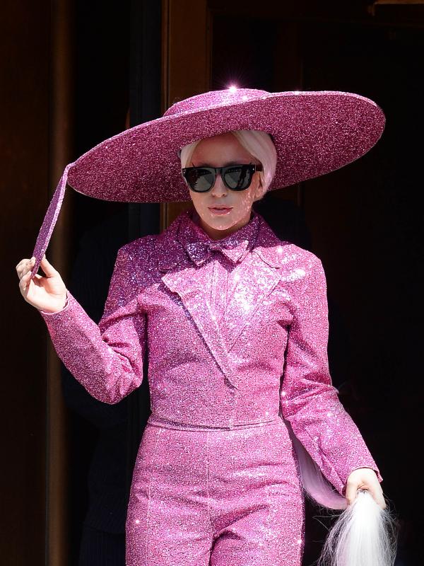 Lady Gaga lebih dulu mengenakan 'Selfie Hat' | via: metro951.com