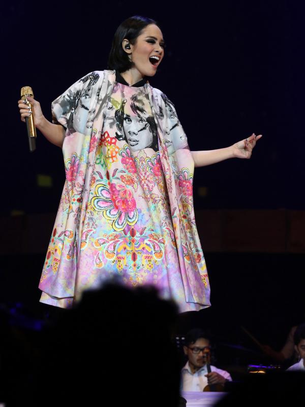 Penampilan Andien di konser tunggal, Metamorfosa di Plenary Hall, JCC Senayan, Jakarta, Selasa (15/9/2015) malam. (foto: Liputan6.com/Herman Zakharia)