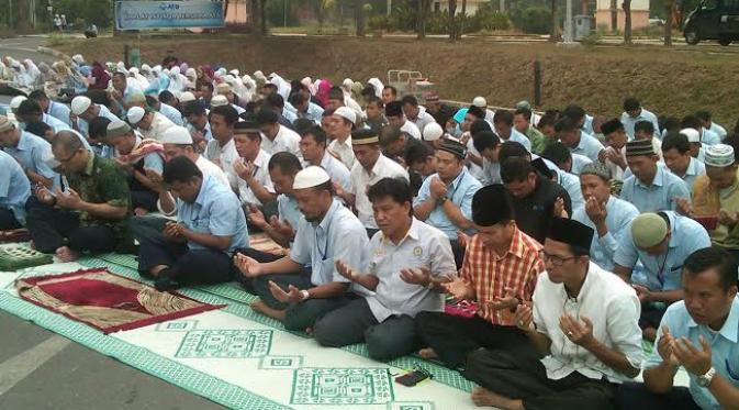 Salat istisqa dan doa bersama di Batam. (Liputan6.com/Ajang Nurdin) 