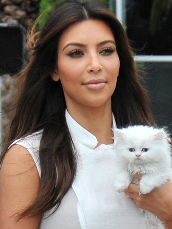 Kim Kardashian dan kucing peliharaannya | via: media2.popsugar-assets.com
