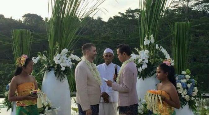 Momen pernikahan sejenis di Bali yang bikin heboh itu. (Facebook)
