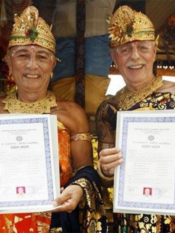 Pada 2008 Hendricus Johannes Deijkers and Christianus Huijbregts diduga menikah di Bali ternyata hanya pindah agama dari Kristen jadi Hindu |Via: pinterest.com