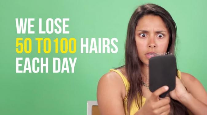 Setiap hari, manusia kehilangan 50-100 helai rambut per hari. (Via: youtube.com)