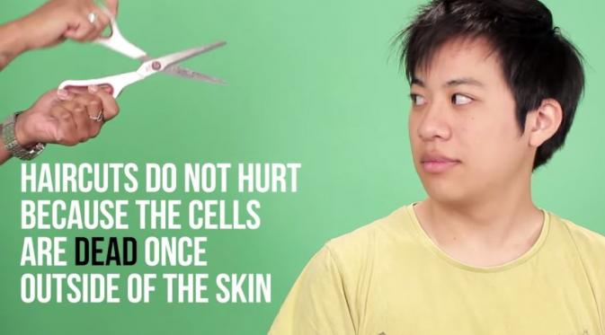 Mencukur rambut nggak menyakitkan karena sel-sel mati di luar kulit. (Via: youtube.com)