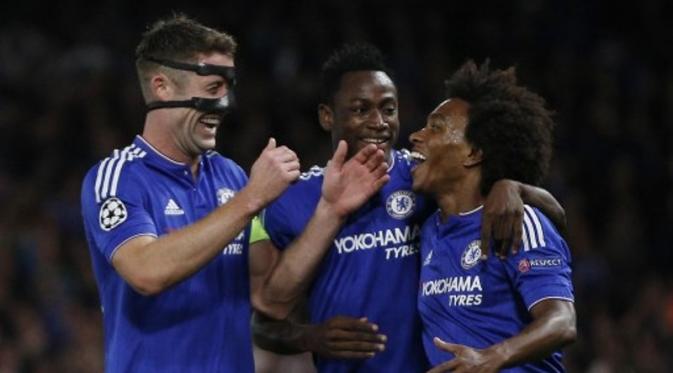 Pemain Chelse merayakan gol pertama ke gawang Maccabi Tel-Aviv yang dicetak Willian (kanan) pada laga grup Liga Champions, di Stamford Bridge, London, Kamis (17/9/2015) dini hari WIB. (AFP Photo/Adrian Dennis)