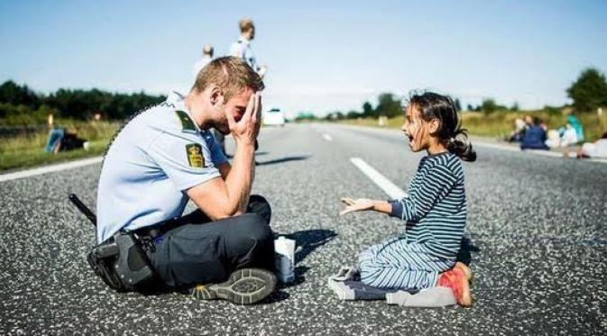 Polisi Denmark Berbagi Kebahagiaan dengan Anak Pengungsi Suriah. | via: dailyreadlist.com