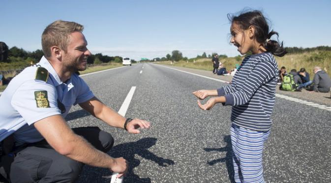 Polisi Denmark Berbagi Kebahagiaan dengan Anak Pengungsi Suriah. | via: ipresspage.com