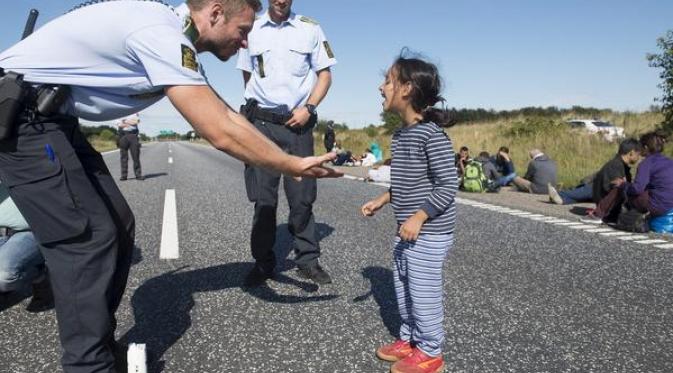 Polisi Denmark Berbagi Kebahagiaan dengan Anak Pengungsi Suriah. | via: twitter.com/BuzzFeedNews