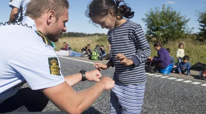 Polisi Denmark Berbagi Kebahagiaan dengan Anak Pengungsi Suriah. | via: twitter.com/BuzzFeedNews