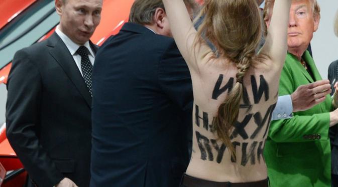 Vladimir Putin dan Donald Trump menyaksikan demonstran telanjang seperti persahabatan cowok lakukan. (Via: buzzfeed.com)