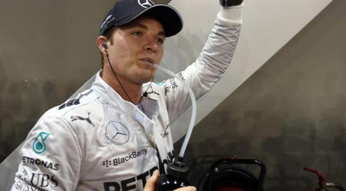 Pebalap Mercedes, Nico Rosberg, berupaya menghindari dehidrasi pasca balapan di GP Singapura dengan banyak minum.(Formula 1)