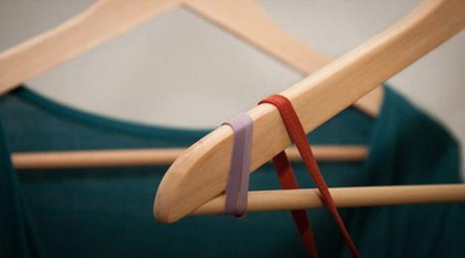Menjaga agar pakaian di gantungan nggak gampang melorot. (Via: lifehack.org)