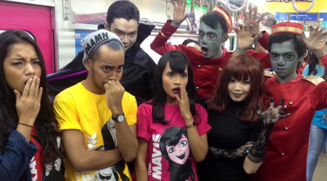The Overtunes mempromosikan film Hotel Transylvania 2 di kereta. Foto: Sapto Purnomo/Liputan6.com