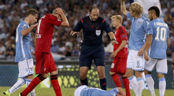 Stefan de Vrij lies on the pitch injured following a tackle with Bayer Leverkusen's Stefan Kiessling (not pictured) during their Champions League play-off soccer match at the Olympic stadium in Rome, Italy August 18, 2015. REUTERS/Alessandra Bianchi