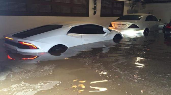Lamborghini Huracan terendam banjir (Foto: Inautonews). 