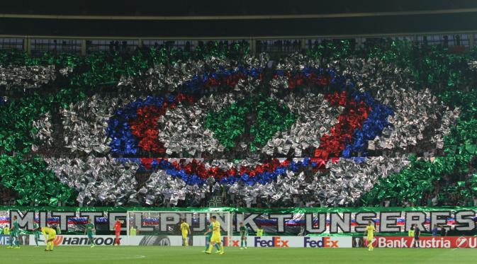  Fans Rapid menampilkan korea yang membuat decak kagum seisi stadion. (Bola.com/Reza Khomaini)