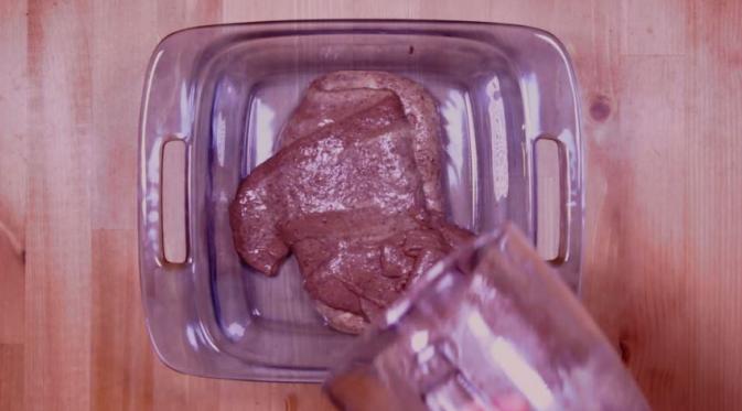 Jika sudah tercampur merata, tuang dalam wadah. Bekukan dalam freezer selama 3-4 jam. (Via: youtube.com)