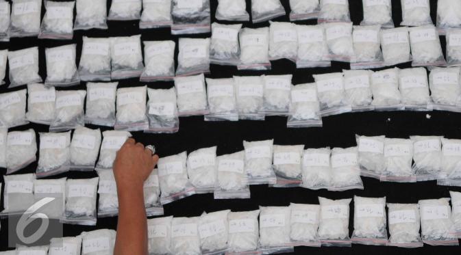 Sabu-sabu seberat 15,5 kilogram yang disita Polisi dari tersangka Warga negara Nigeria, Jakarta, Jumat (6/3/2015). Narkoba diselundupkan ke dalam mesin pompa air. (Liputan6.com/Gempur M Surya)