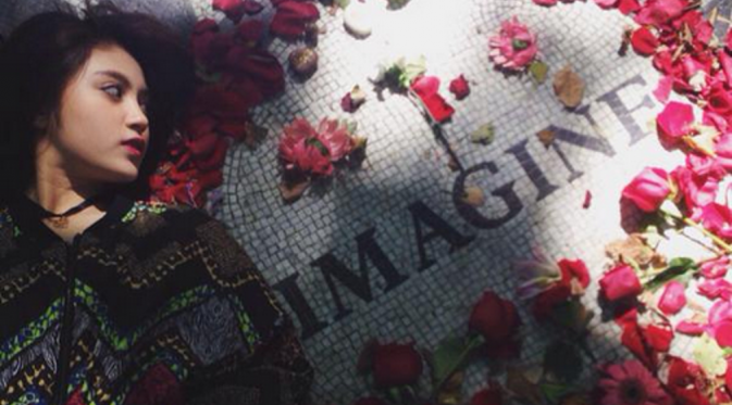 Nabilah JKT48 foto di John Lennon Memorial. (Instagram @nabilahJKT48)