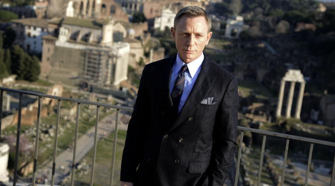 Daniel Craig berpose di salah satu lokasi indah lainnya yang dijadikan lokasi syuting film ‘Spectre’ yaitu Senatorial Palace - Piazza del Campidoglio di Roma, Itali. (Bintang/EPA)