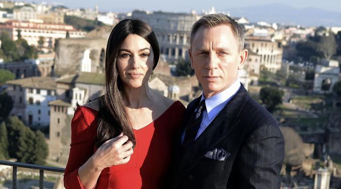 Aktris cantik, Monica Bellucci akan menjadi lawan main Daniel Craig dalam film ‘Spectre’. Monica berperan sebagai Lucia, seorang janda yang misterius. (Bintang/EPA)