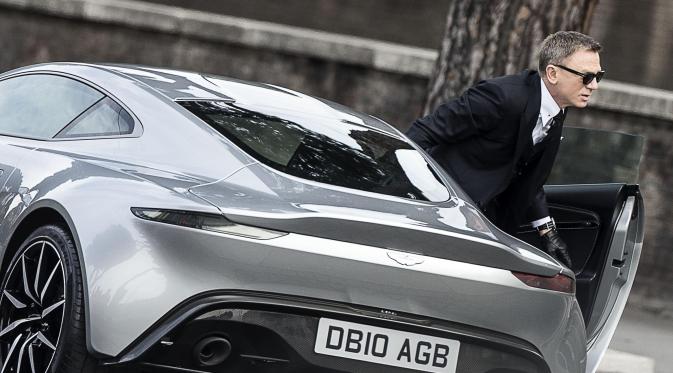 Salah satu adegan film yang menunjukan Daniel Craig keluar dari mobil mewah identik dengan agen rahasia. (Bintang/EPA)
