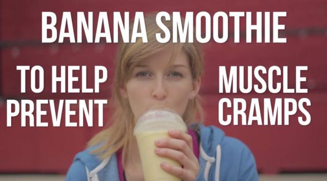 Minum smoothie pisang untuk mecegah kram otot. (Via: youtube.com)