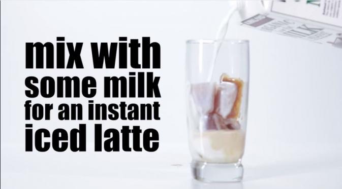 Daripada kopi nggak teminum, mending dijadikan es batu. Lalu kamu minum lagi dengan susu. (Via: youtube.com)