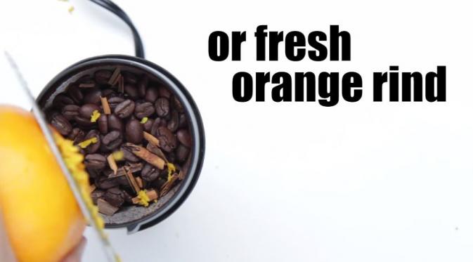 Kamu menambahkan pemanis tambahan di kopimu? Salah! Lakukan penambahan rasa sejak sebelum kopi dihaluskan. (Via: youtube.com)