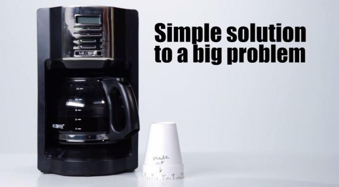 Berikan petunjuk pembuatan waktu pada gelas kopimu. Biar orang-orang nggak salah minum. (Via: youtube.com)
