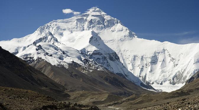 Everest. | via: commons.wikimedia.org