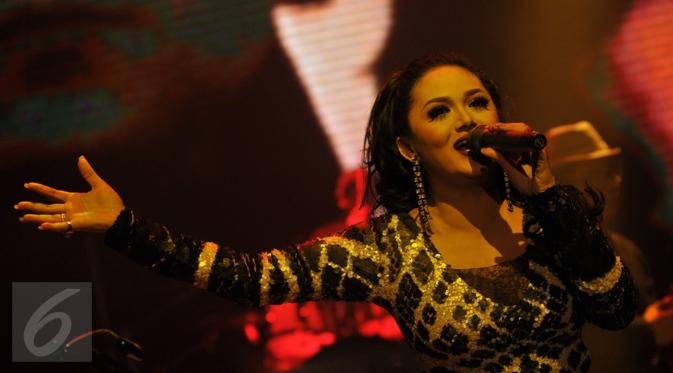 Krisdayanti (KD) saat konser di Event Stage Empire Colosseum, Jakarta, Jumat, (18/9/2015). (Liputan6.com/Faisal R Syam)