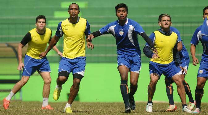 Para pemain Arema Cronus bertekad mengakhiri paceklik kemenangan di ajang Piala Presiden. Lancine Kone dkk. bakal menjajal Bali United Pusam pada Sabtu (19/9/2015) di Stadion Kanjuruhan, Malang. (Bola.com/Kevin Setiawan)