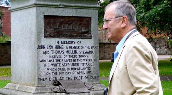 Christopher Ward di depan makam kakeknya, pemain biola Titanic (titanic-band.com)