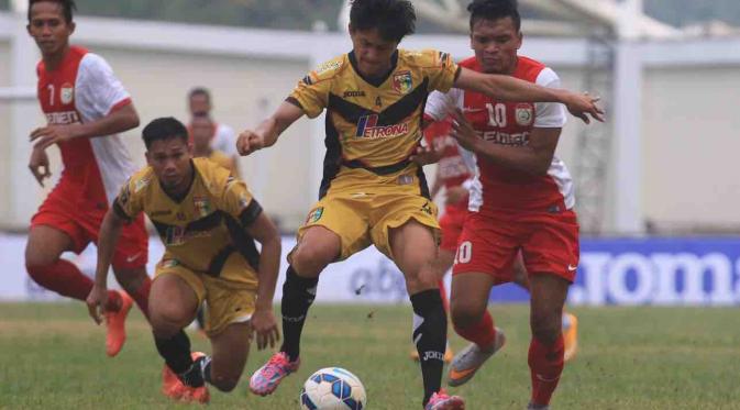 Bek kanan Mitra Kukar, Mahdi Fahri Albaar berebut bola dengan striker PSM Makassar, Ferdinand Sinaga pada babak pertama babak 8 besar Piala Presiden di Stadion Aji Imbut, Tenggarong. (Bola.com/Muhammad Ridwan)