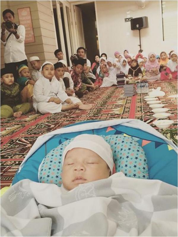 Suasana saat putra Raffi Ahmad dan Nagita Slavina menjalani aqiqah (via Instagram/raffinagita1717)
