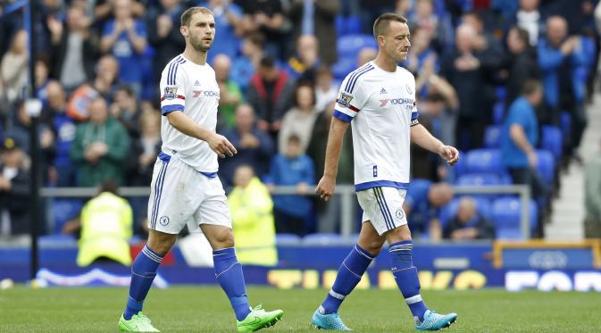 Branislav Ivanovic and John Terry look dejected at the end of the game Action Images via Reuters / Ed Sykes