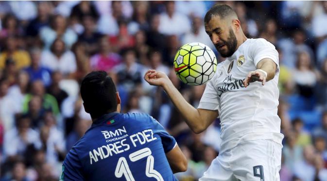 Karim Benzema mencetak gol ke gawang Granada