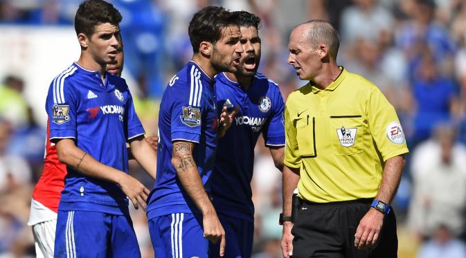 CAKAR - Diego Costa mencakar wajah Laurent Koscielny (Reuters / John Sibley)