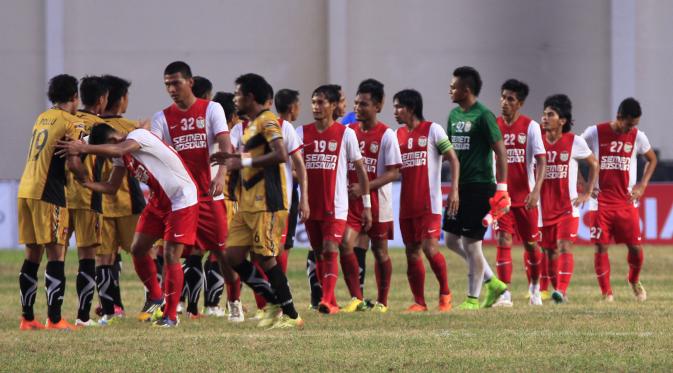 Pemain Mitra Kukar bersalaman dengan pemain PSM Makassar, dalam partai perempatfinal Piala Presiden 2015 antara Mitra Kukar melawan PSM di Stadion Aji Imbut, Tenggarong, Sabtu (19/9/2015). (Bola.com/M. Ridwan)
