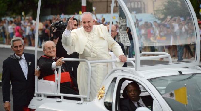 Paus Fransiskus saat tiba di Havana, Kuba, Minggu (20/9/2015). (Reuters)