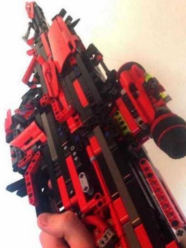 Pistol Rakit yang Terbuat dari Lego | via : imgur.com