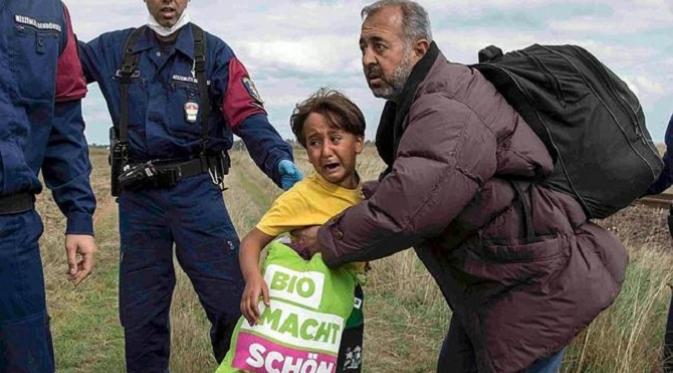 Osama Abdul Mohsen bersama anaknya saat dijegal di perbatasan Hongaria-Serbia