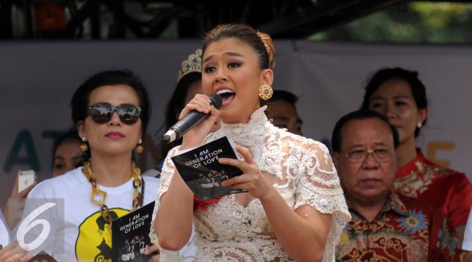 Agnez Mo membacakan Deklarasi Perdamaian saat perayaan Hari Perdamaian Internasional di Balai Kota Jakarta, Minggu (20/9/2015). Beragam komunitas hadir dalam perayaan Hari Perdamaian Internasional. (Liputan6.com/Helmi Fithriansyah)