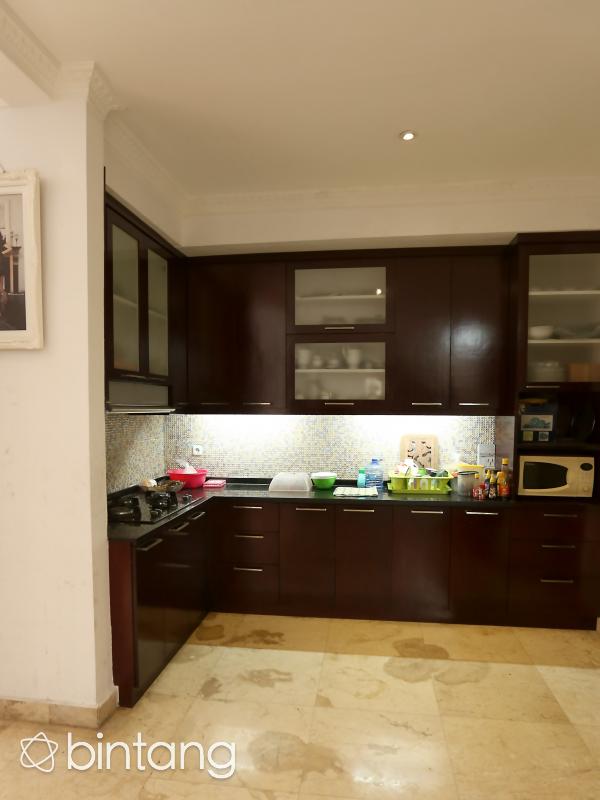 Dapur bersih didisain dekat dengan ruang makan. (Andy Masela/Bintang.com)