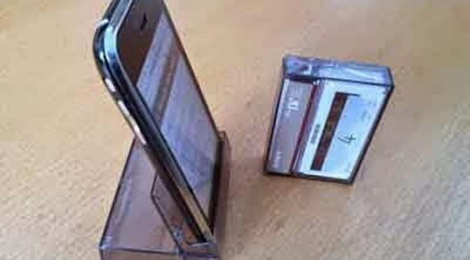 Tatakan ponsel dari tempat kaset bekas | Via: plus.google.com