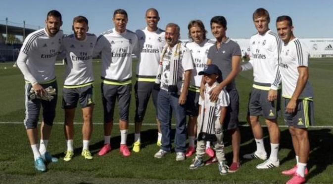 Mohsen dan putranya, Zaid diterima oleh para pemain Real Madrid (101greatgoals)