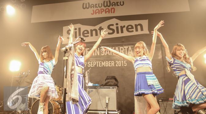 Grup band asal Jepang Silent Siren beraksi dalam konser yang di gelar di Annex Building, Jakarta, Sabtu (19/9/2015). Silent Siren terdiri dari 4 cewek cantik itu berhasil menghibur penggemarnya di Jakarta. (Liputan6.com/Faizal Fanani)